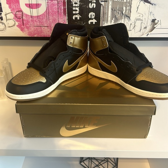 Nike Air Jordan 1 Retro High OG Black & Metallic Gold, Size 11 - Picture 3 of 8